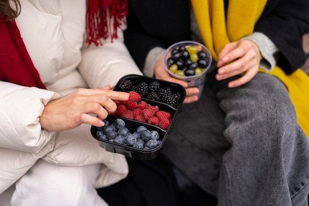 무료 사진 맛있는 딸기와 함께하는 하이앵글 프렌즈