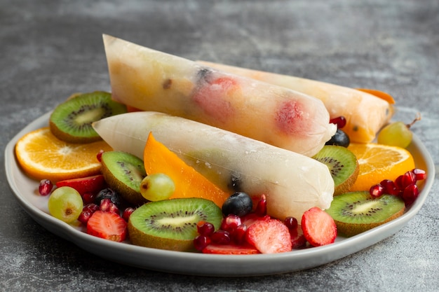 Foto gratuita alto angolo di dessert di frutta brasiliana congelata