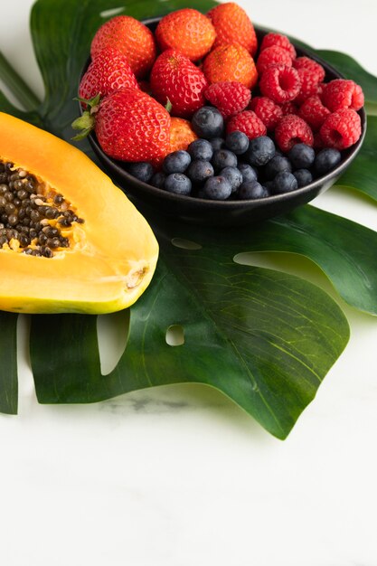 Ваза для фруктов с папайей под большим углом