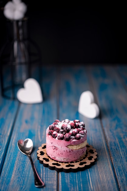 Foto gratuita alto angolo della torta della frutta per il giorno di biglietti di s. valentino con il cucchiaio