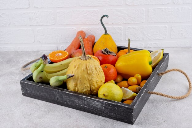 Free photo high angle fruits and vegetables on tray