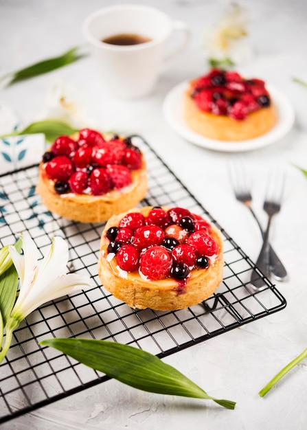 Foto gratuita disposizione di torte fruttate ad alto angolo