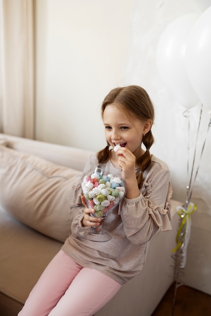 お菓子を食べるハイアングルの女の子