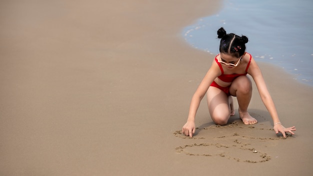 모래 위에서 노는 하이 앵글 소녀