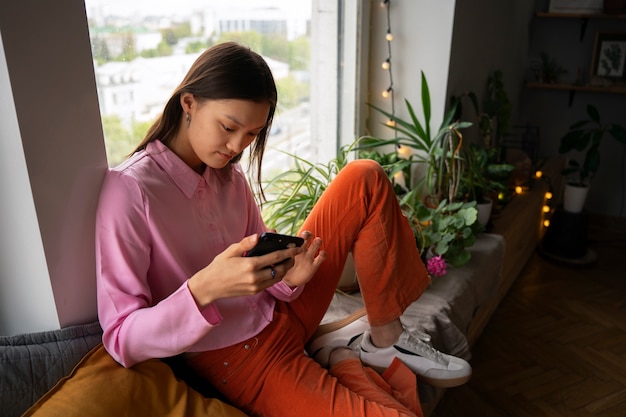 Free photo high angle girl relaxing indoors