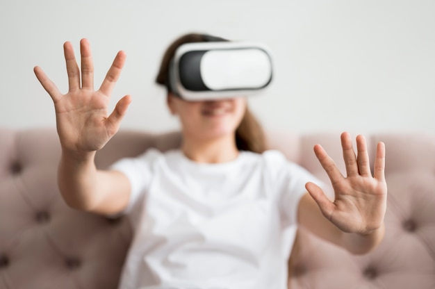 Высокий угол девушка с гарнитурой виртуальной реальности