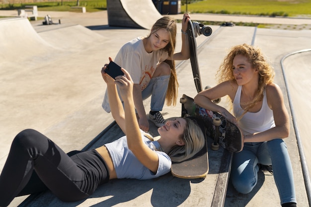 Ragazze ad alto angolo che trascorrono del tempo insieme