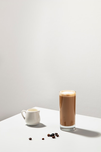 Бесплатное фото Стекло под высоким углом с вкусным кофе на столе