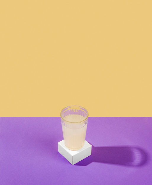 Foto gratuita bicchiere ad alto angolo con succo di limone