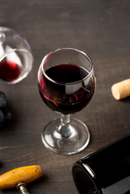 Высокий угол стекла с красным вином