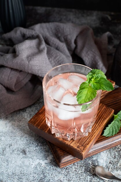 日本酒と氷を入れたハイアングルグラス