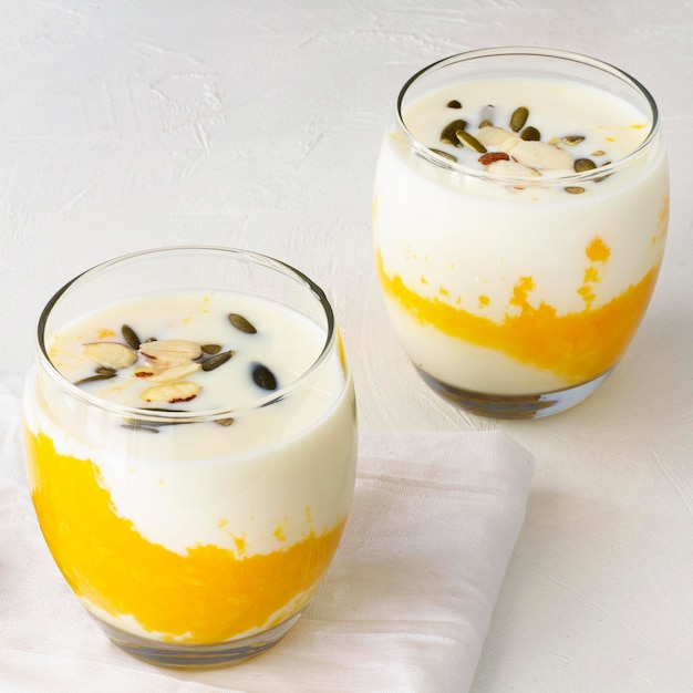 Foto gratuita bicchieri alti con gustoso yogurt