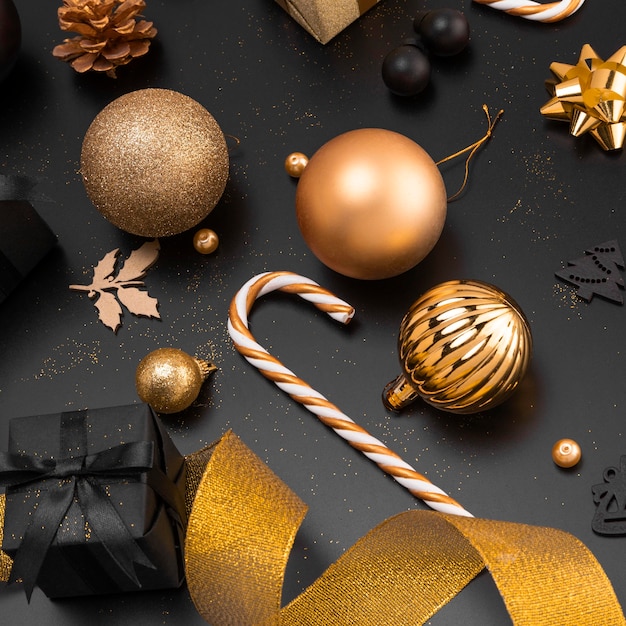 黄金のクリスマスの地球儀と装飾品の高角度