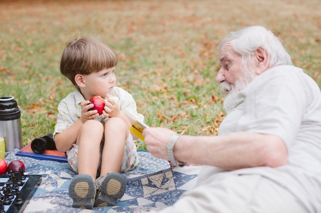 無料写真 ハイアングルおじいちゃんと孫のピクニック
