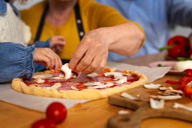 Nonni e ragazza dell'angolo alto in cucina