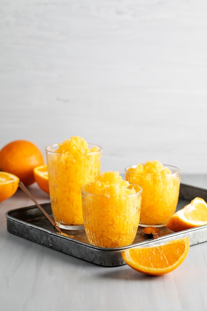 Десерт гранита под высоким углом с апельсином