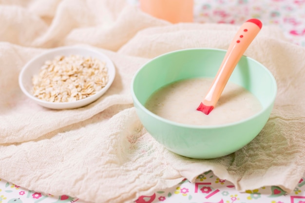 Foto gratuita ciotola verde ad alto angolo con alimenti per bambini