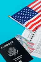 無料写真 ハイアングルグリーンカードとパスポート