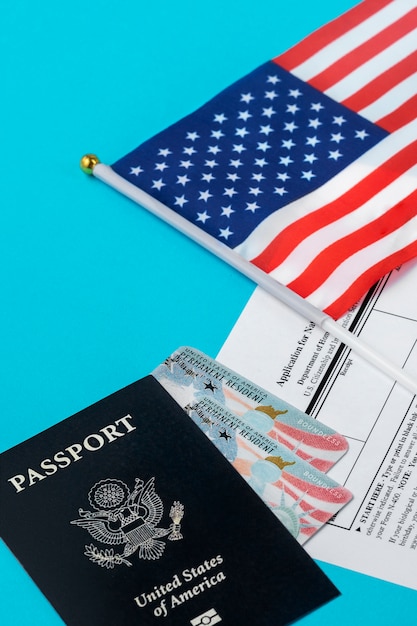 Foto gratuita carta verde e passaporto ad alto angolo