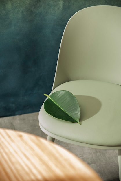 ミニマリストの椅子に高角度の緑の葉