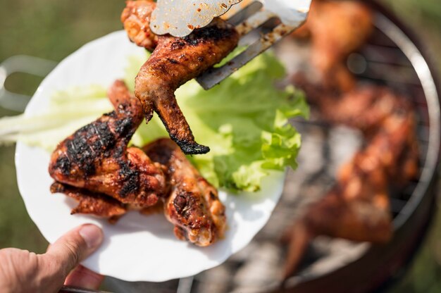 プレートにサラダを添えた高角度の焼き肉