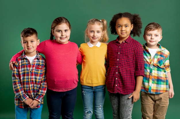 Foto gratuita gruppo ad alto angolo di bambini