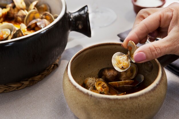 Foto gratuita mano ad alto angolo che tiene una deliziosa conchiglia