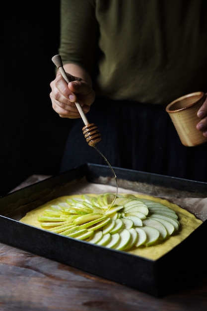 Foto gratuita mestolo di miele della holding della mano ad alto angolo