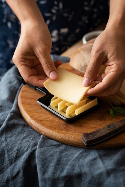 チーズ スライスを保持している高角度の手