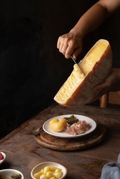 チーズを保持している高角度の手