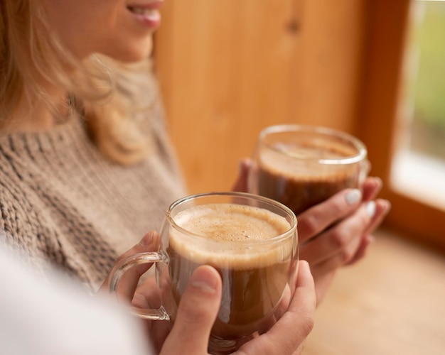 ホットドリンクを保持している高角度の手