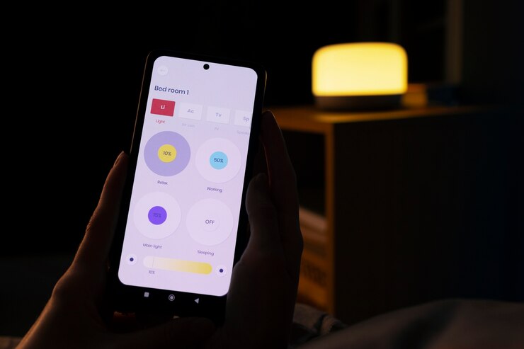 Бесплатный Фотография руки под высоким углом держат смартфон