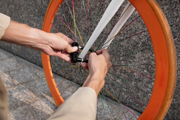 自転車を固定する高角度の手