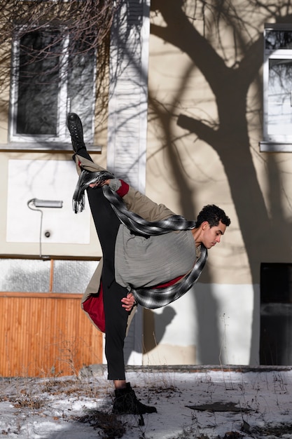 Ballerino di balletto bello e giovane dell'angolo alto