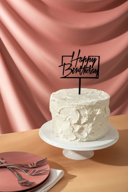 Бесплатное фото Торт с днем рождения под высоким углом