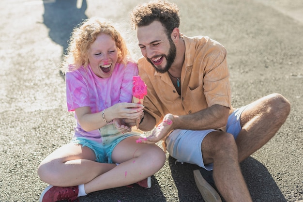 Foto gratuita coppie felici dell'angolo alto con il gelato