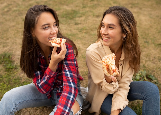 ピザを食べるハイアングル幸せな女の子