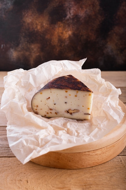 Foto gratuita formaggio a pasta dura ad alto angolo con noci