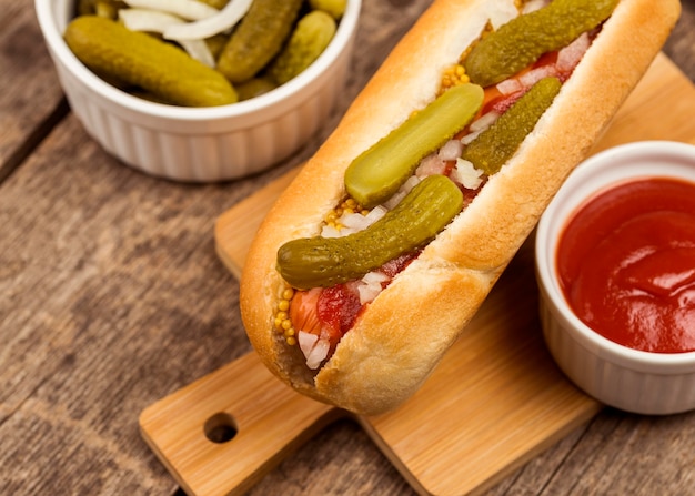 Foto gratuita hot dog ad alto angolo con sottaceti