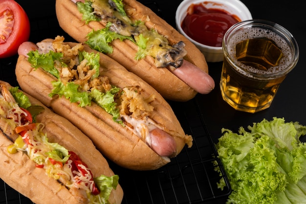 Foto gratuita alto angolo di hot dog con insalata e bevande