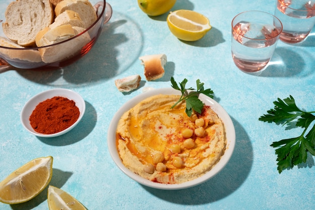 Foto gratuita hummus ad alto angolo con ceci