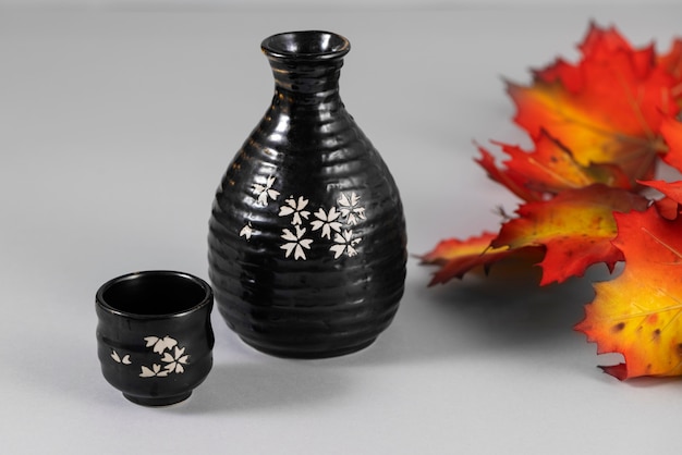 Бесплатное фото Японская чашка и бутылка под высоким углом