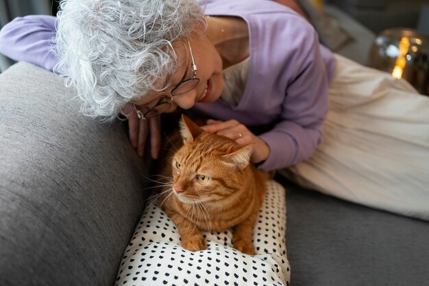 猫を持つ日本人女性のハイアングル