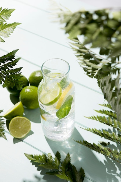 Foto gratuita vaso ad alto angolo con limone e lime freschi