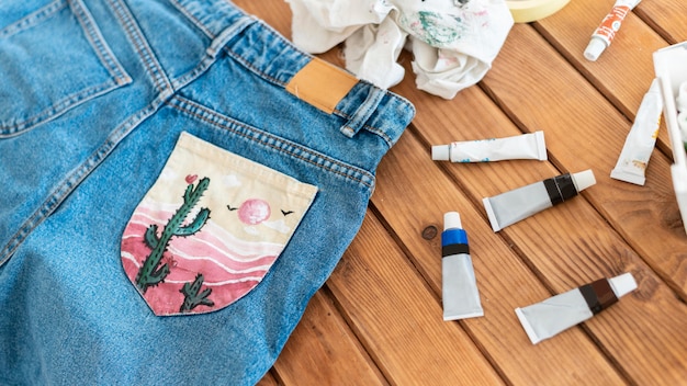 Free photo high angle jeans with painted pocket