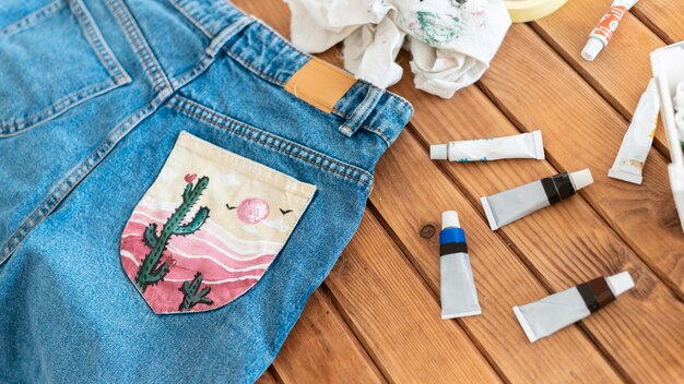 High angle jeans with painted pocket