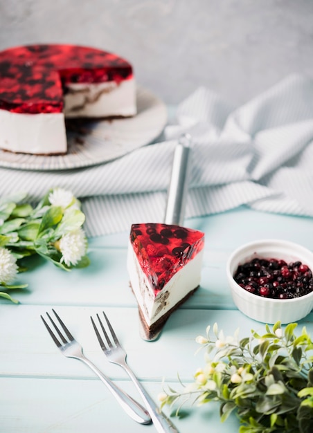 Foto gratuita fetta di torta di gelatina ad alto angolo