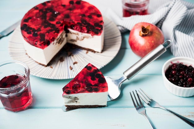 Free photo high angle jelly cake on wooden background