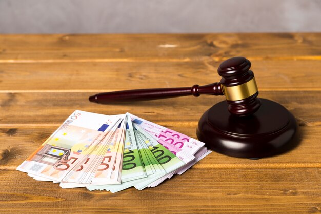 Высокий угол судья молоток с банкнотами евро