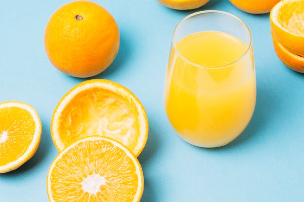 Высокоугловой сок из апельсинов в стакане